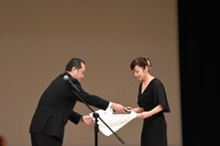 賞状を受け取る斉藤由貴。