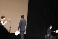 「台本が真っ白」と大竹しのぶ（左）にバラされ、勝手に捌けようとする阿部サダヲ（右）。