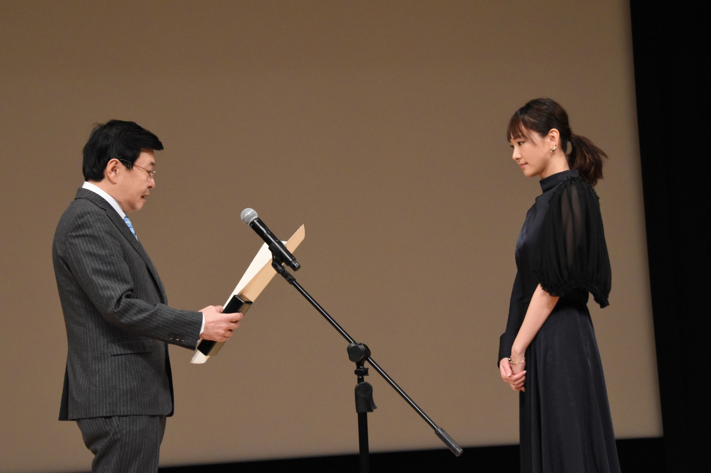 賞状を受け取る新垣結衣（右）。