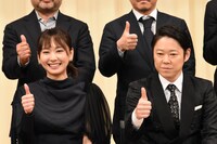 左から主演女優賞の新垣結衣、主演男優賞の阿部サダヲ。