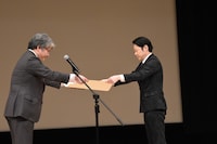 賞状を受け取る阿部サダヲ（右）。