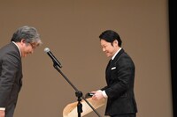 賞状を受け取った阿部サダヲ（右）。