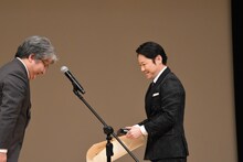 賞状を受け取った阿部サダヲ（右）。