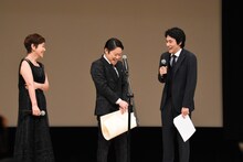 左から大竹しのぶ、阿部サダヲ、松山ケンイチ。