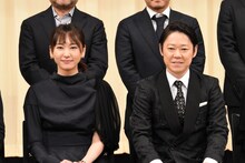 左から主演女優賞の新垣結衣、主演男優賞の阿部サダヲ。