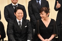 左から阿部サダヲ、斉藤由貴。