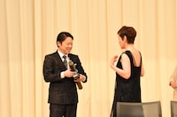 授賞式後、雑談を交わす阿部サダヲ（左）と大竹しのぶ（右）。