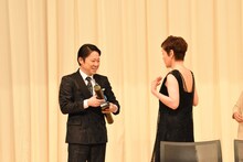 授賞式後、雑談を交わす阿部サダヲ（左）と大竹しのぶ（右）。