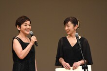 左から大竹しのぶ、斉藤由貴。