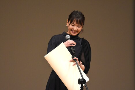 「背が高いので……」と言いながらマイクをスタンドから外す新垣結衣。