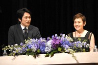 司会を務めた松山ケンイチ（左）と大竹しのぶ（右）。