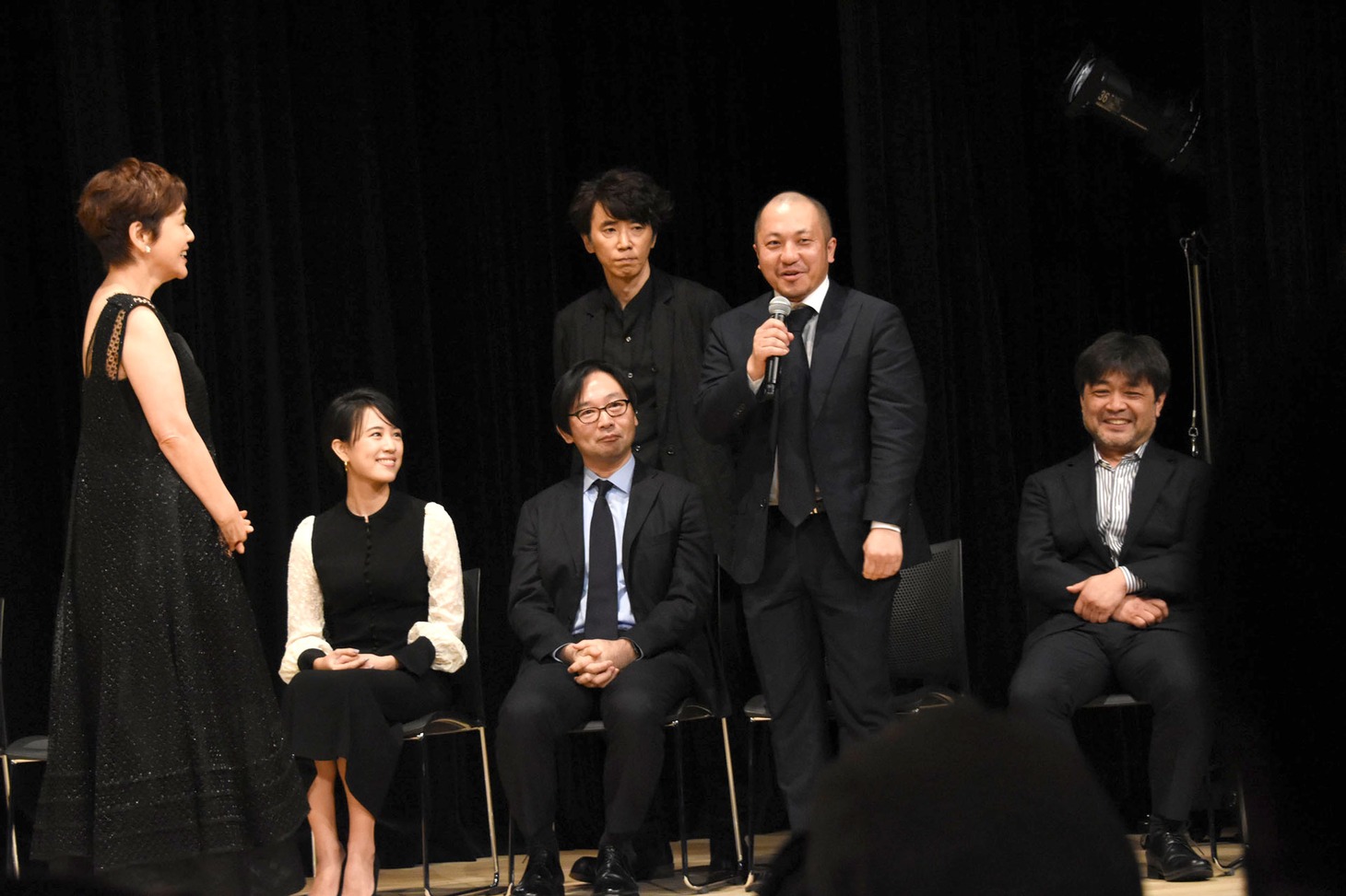 ユースケ・サンタマリアの仕切りで、登壇者たちが再度1人ずつコメントを求められている様子。