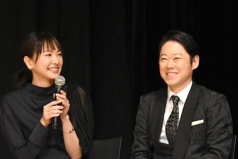 左から主演女優賞の新垣結衣、主演男優賞の阿部サダヲ。