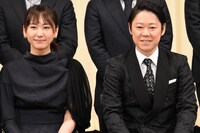 左から新垣結衣、阿部サダヲ。