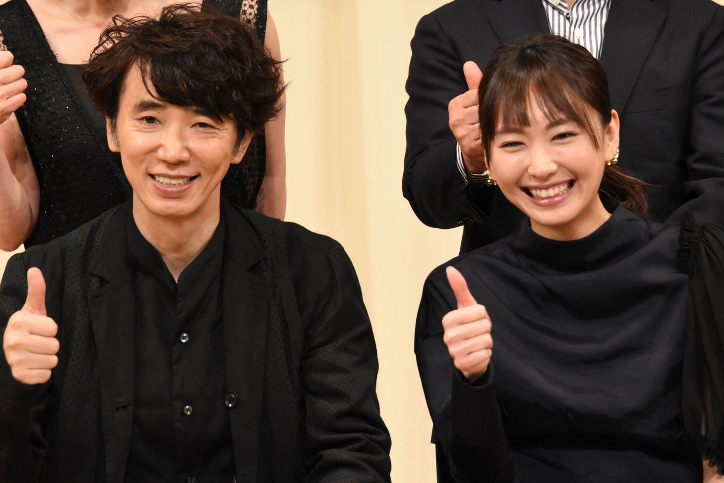 左からユースケ・サンタマリア、新垣結衣。