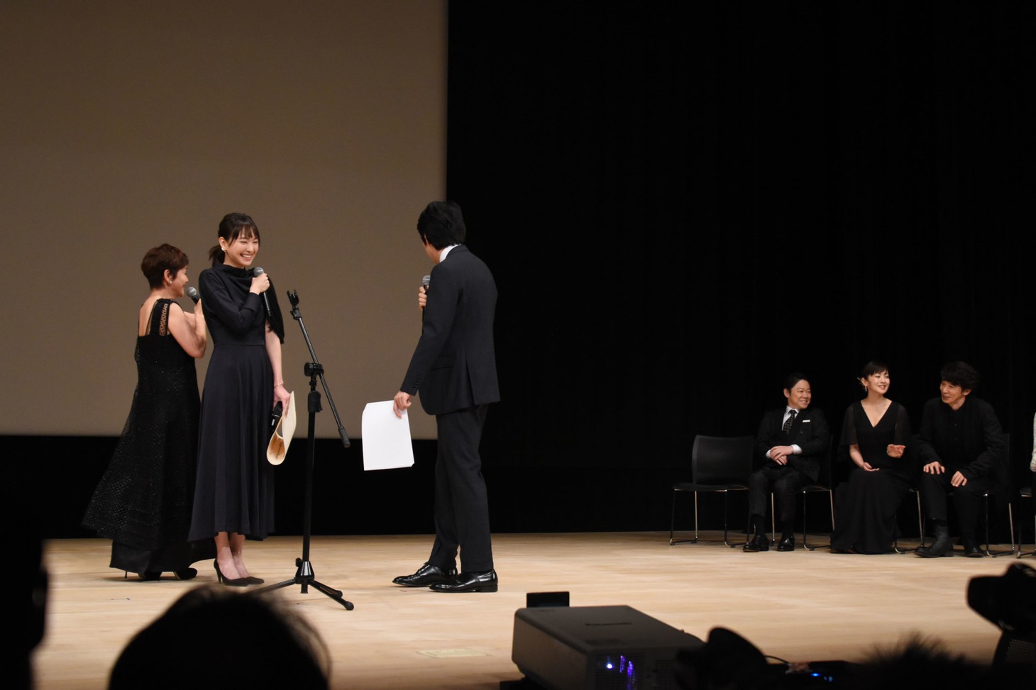 すでにスピーチを終えたユースケ・サンタマリア（右端）に司会者たちがSOSを求める様子。