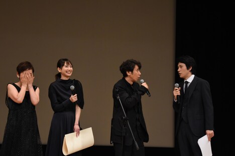 すでにスピーチを終えたユースケ・サンタマリア(中央右)が、司会者たちのSOSにより場をつなぐ様子。