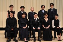 第60回ブルーリボン賞授賞式にて、前列左からユースケ・サンタマリア、新垣結衣、阿部サダヲ、斉藤由貴、石橋静河。後列左から大竹しのぶ、岸善幸、白石和彌、20世紀フォックス映画シニアマネージャー・平山義成、松山ケンイチ。