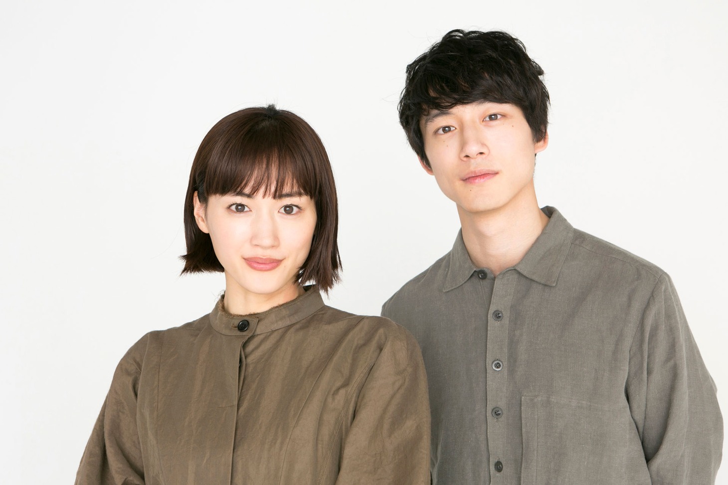 左から綾瀬はるか、坂口健太郎。