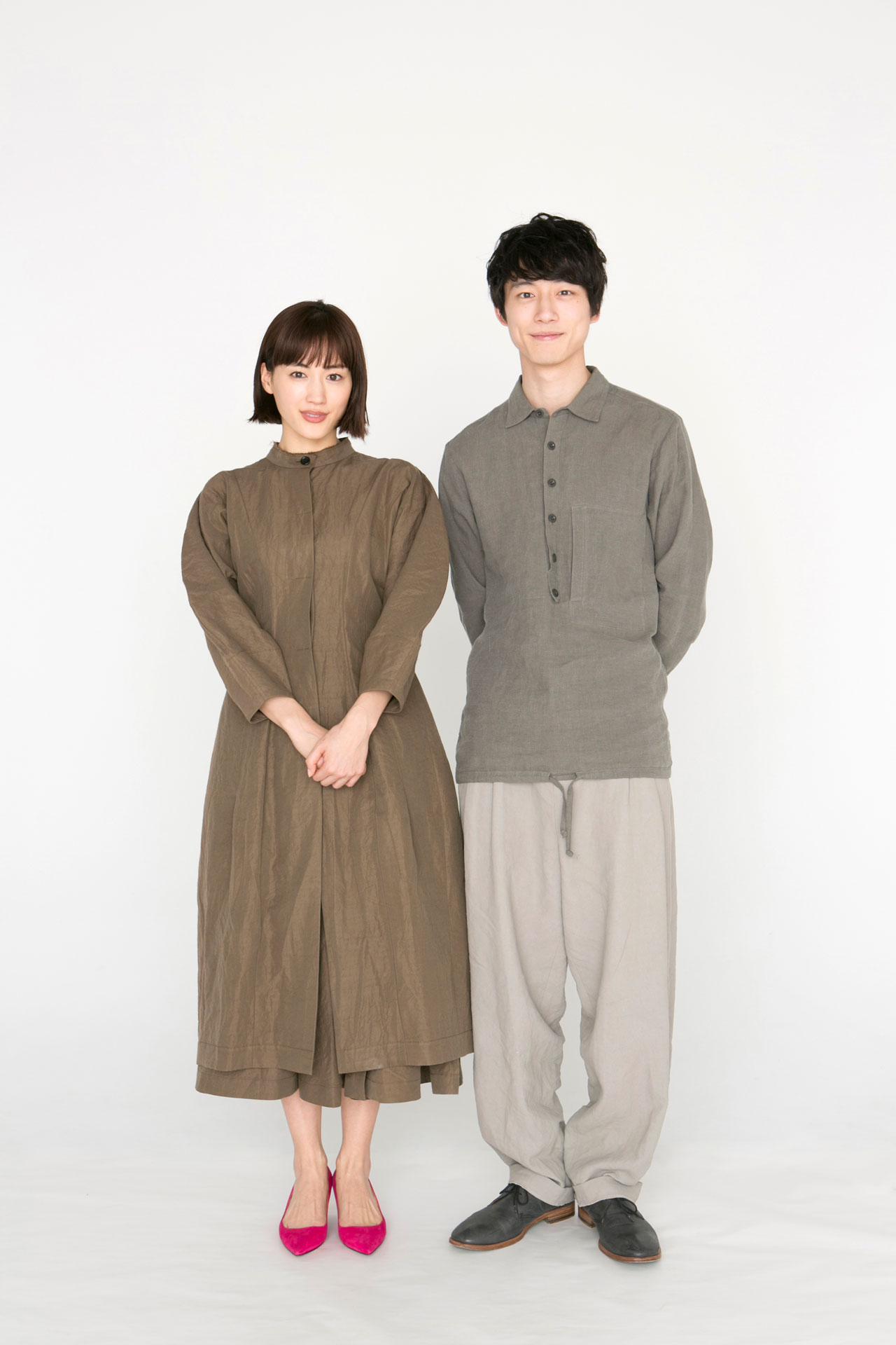 左から綾瀬はるか、坂口健太郎。