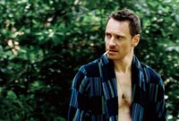 「アウトサイダーズ」より、2月10日から12日に配布されるポストカードに使用された場面写真。