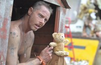 「アウトサイダーズ」より、2月17日から18日に配布されるポストカードに使用された場面写真。