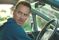 「アウトサイダーズ」より、2月24日から25日に配布されるポストカードに使用された場面写真。