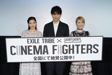 「CINEMA FIGHTERS」公開記念舞台挨拶の様子。左から石井杏奈、鈴木伸之、Dream Ami。