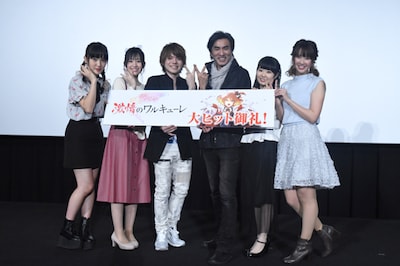 「劇場版マクロスΔ 激情のワルキューレ」初日舞台挨拶の様子。左からJUNNA、鈴木みのり、内田雄馬、河森正治、東山奈央、西田望見。