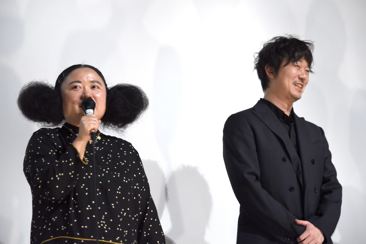 左からニッチェ江上、新井浩文。