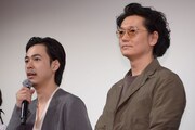 左から成田凌、井浦新。