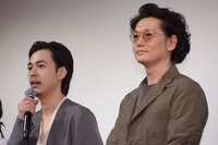 左から成田凌、井浦新。