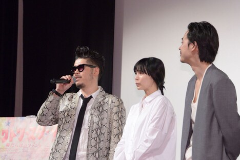 左からかなた狼、紗羅マリー、成田凌。