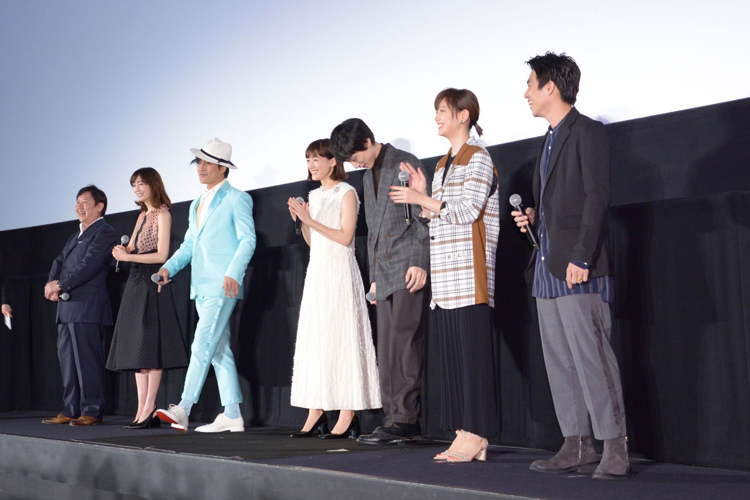 “ハンサムガイ”になりきって登場した北村一輝（中央左）。