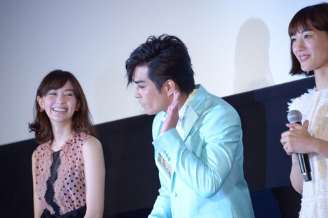 “ハンサムガイ”になりきり、歓声に耳を澄ます北村一輝（中央）。