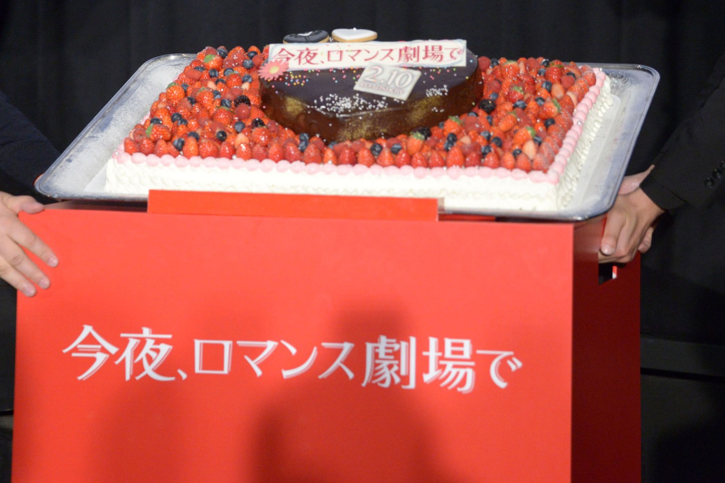 登壇者たちでデコレーションしたケーキ。