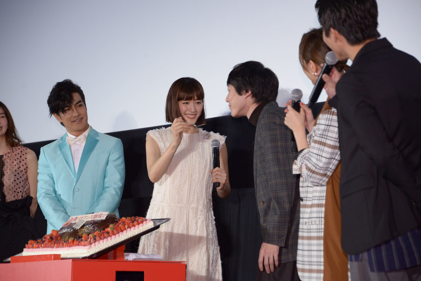 綾瀬はるか（中央）が坂口健太郎（中央右）にケーキを食べさせる様子。