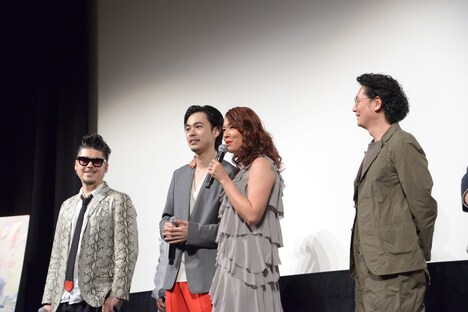 成田凌（中央左）に迫るLiLiCo（中央右）。