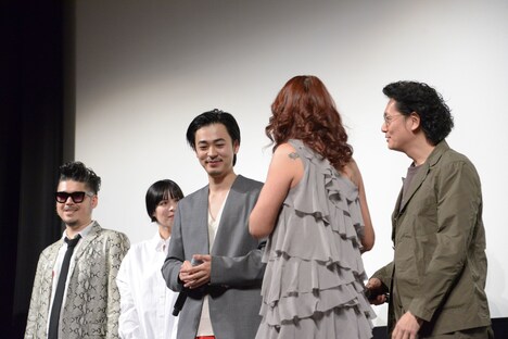 井浦新（右）を勢いよく押しのけ、成田凌（中央左）に迫るLiLiCo（中央右）。