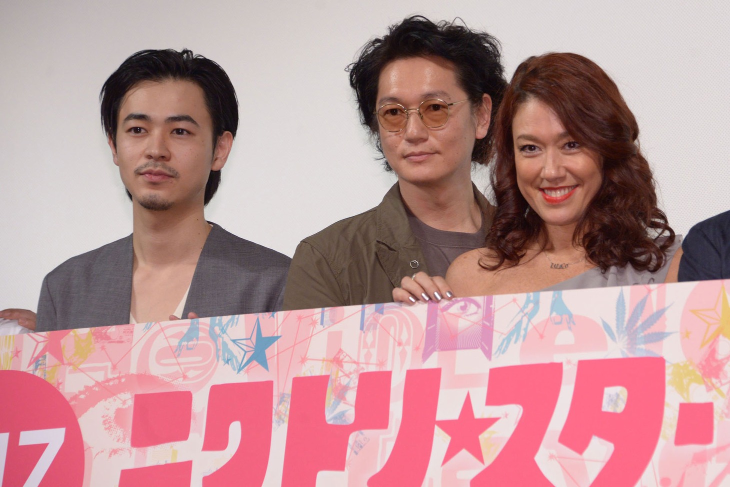 左から成田凌、井浦新、LiLiCo。