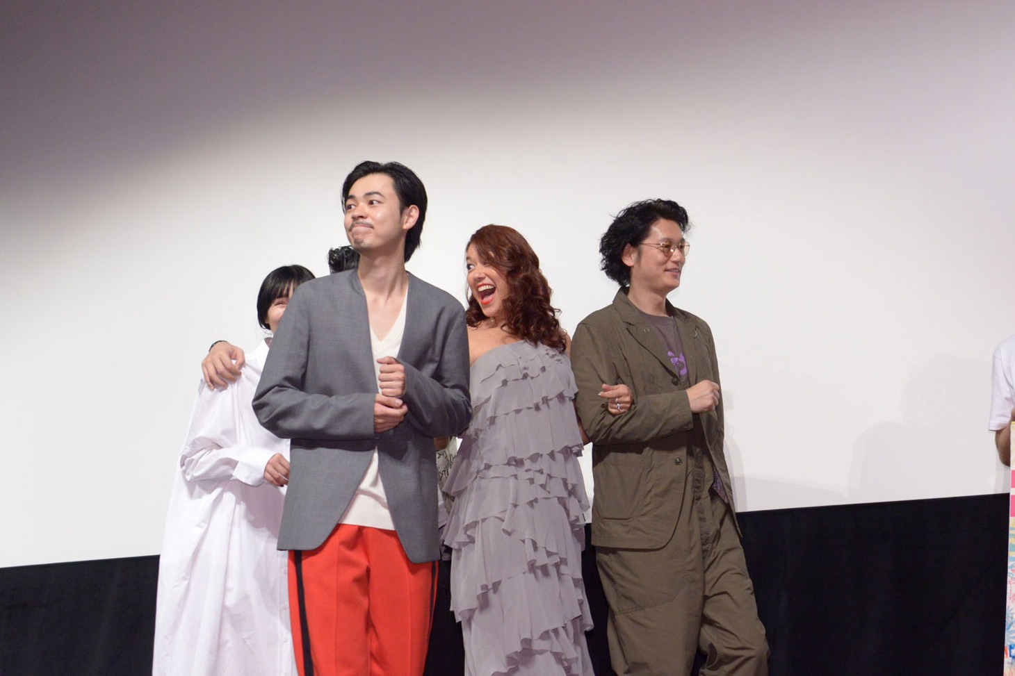 成田凌（左）と井浦新（右）を引き連れて会場を去るLiLiCo（中央）。