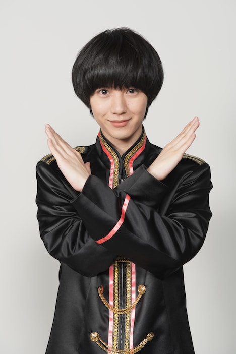 ニイ役の小越勇輝。