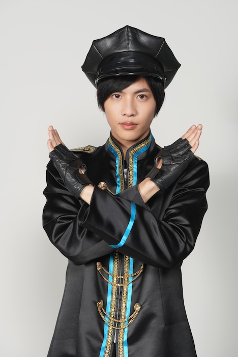 隊長役の志尊淳。