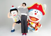 左からのび太、長澤まさみ、ドラえもん。