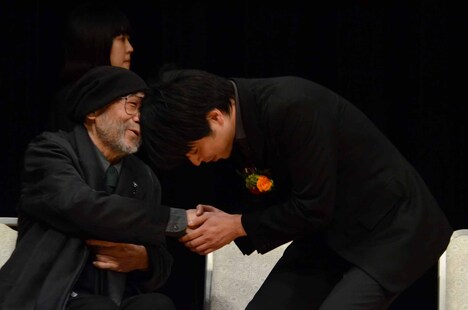 石井裕也(右)と握手をする大林宣彦(左)。