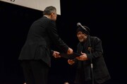 賞状を受け取る大林宣彦(右)。