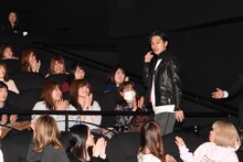 観客席を歩く錦戸亮。