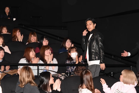 観客席を歩く錦戸亮。