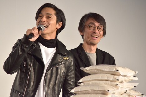 左から錦戸亮、吉田大八監督。