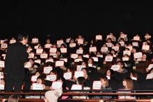 感想が書かれたボードをまじまじと見る吉田大八（左）。